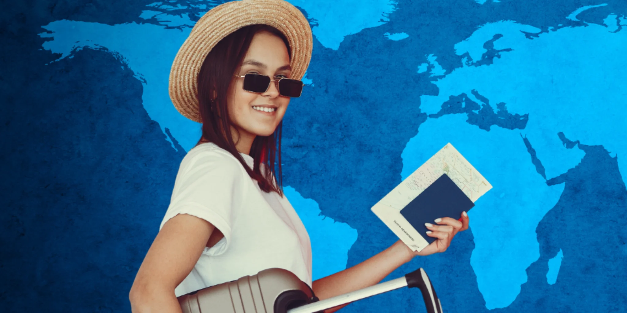 giovane viaggiatrice con documenti di viaggio in mano